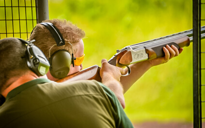 A main aiming down his sights