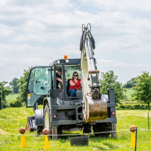 Terex Digger Head on (7x7cm).jpg